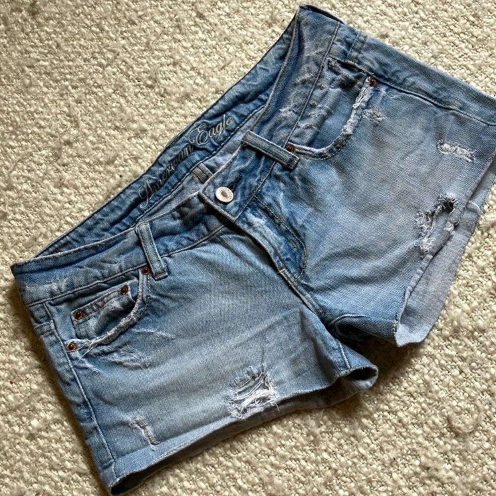 🦅 AMERICAN EAGLE WOMENS SIZE 4 LIGHT WASH DISTRESSED DENIM SHORTS